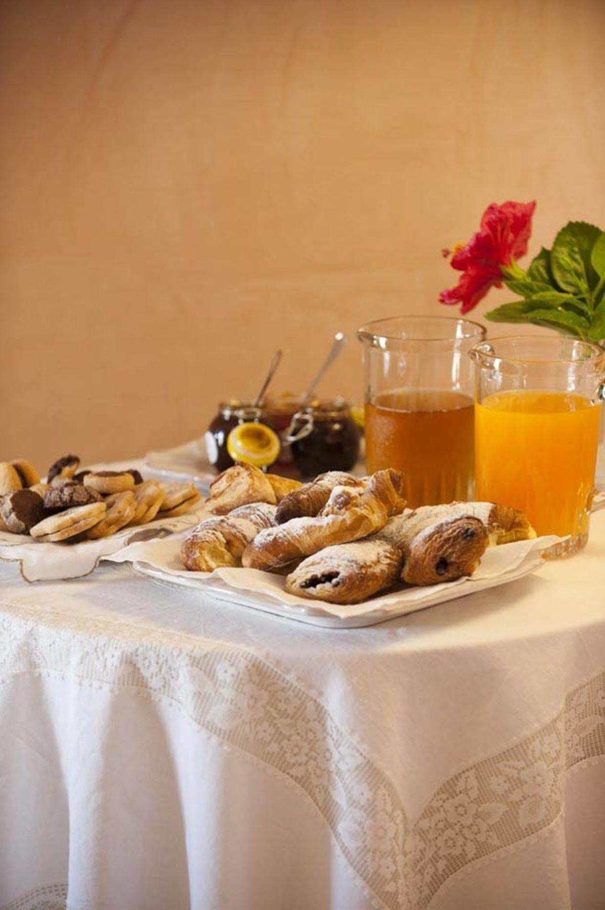 Gasthaus Donna Lucrezia Pezze Di Greco Exterior foto